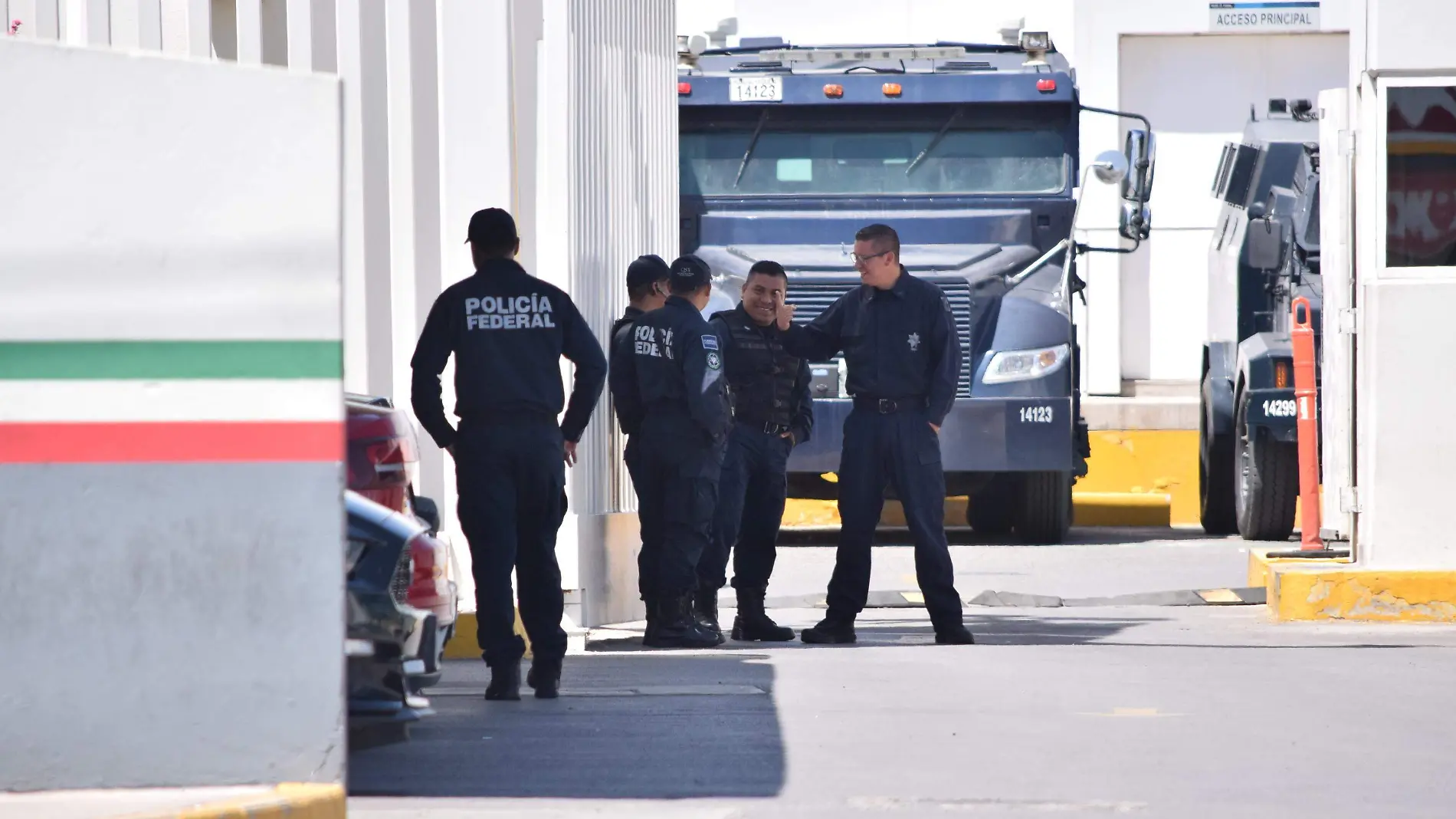 Llega camion ala policia federal con elementos de la policia federal (4)